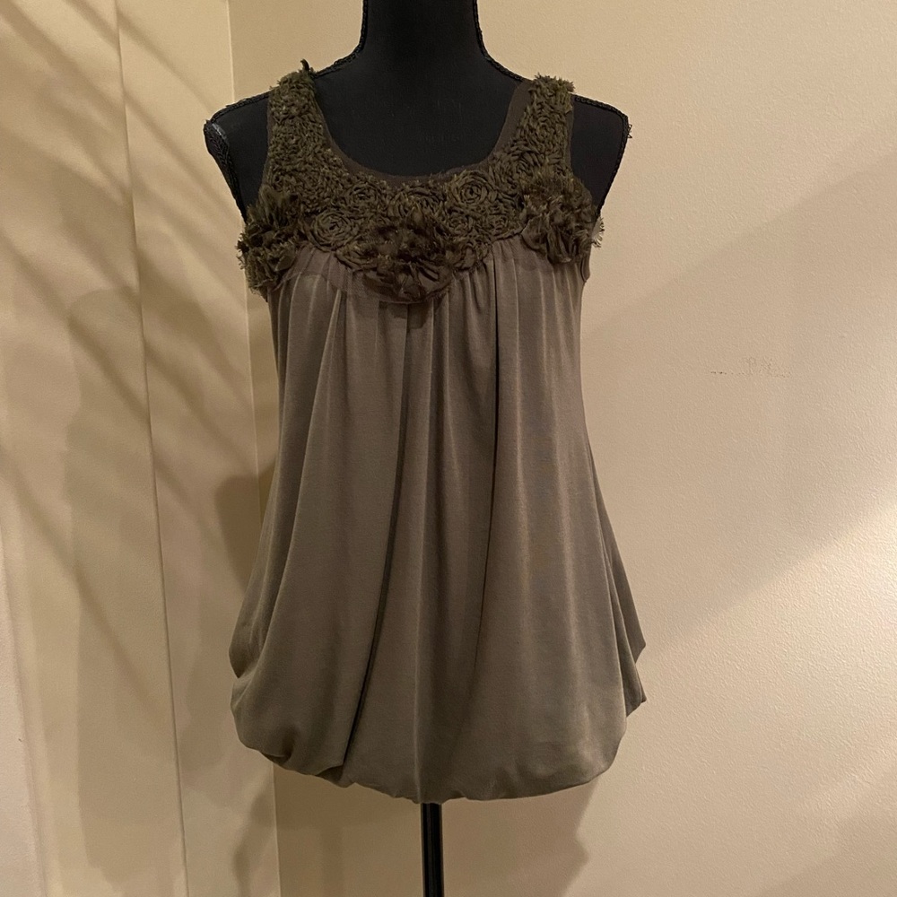 Olive green top w florets